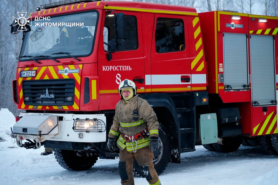 На Житомирщині рятувальники загасили пожежу, яка виникла на місці ворожого прильоту